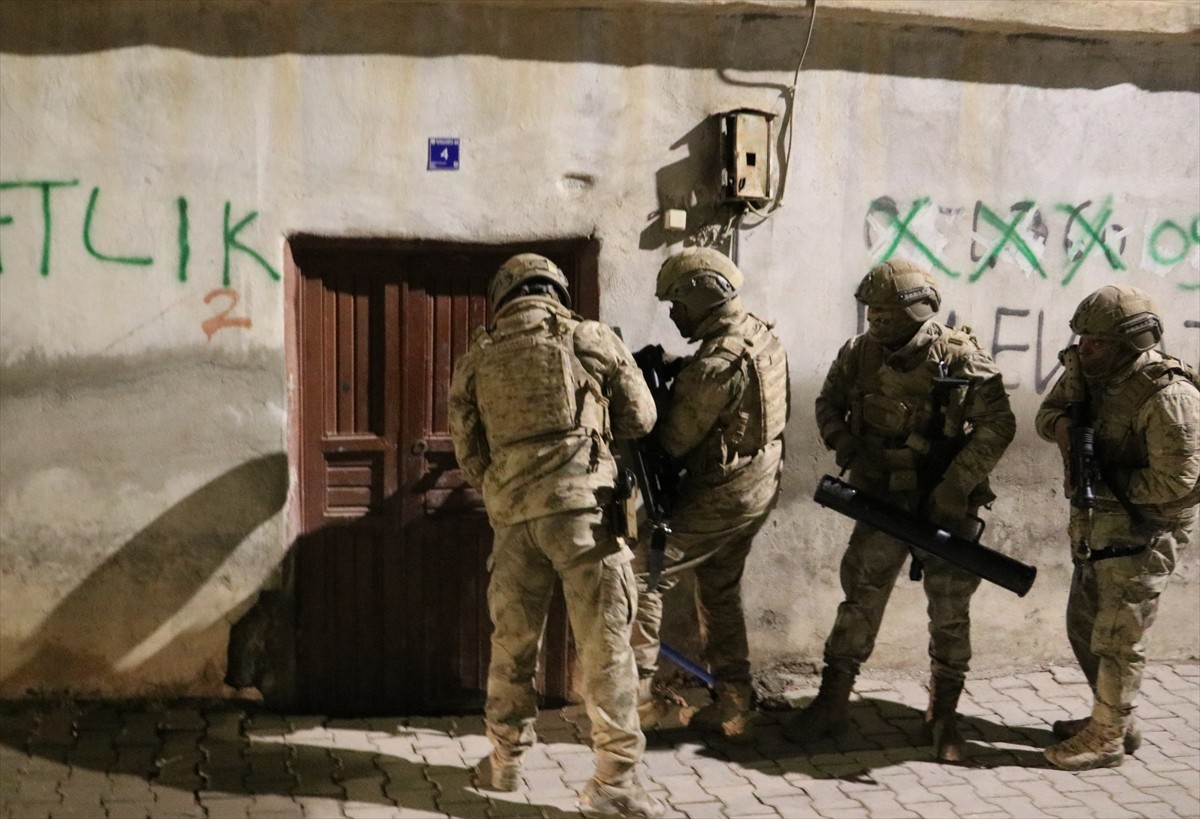 Şanlıurfa merkezli 4 ilde terör örgütü PKK-KCK/PYD-YPG'ye yönelik operasyonda 18 zanlı gözaltına...