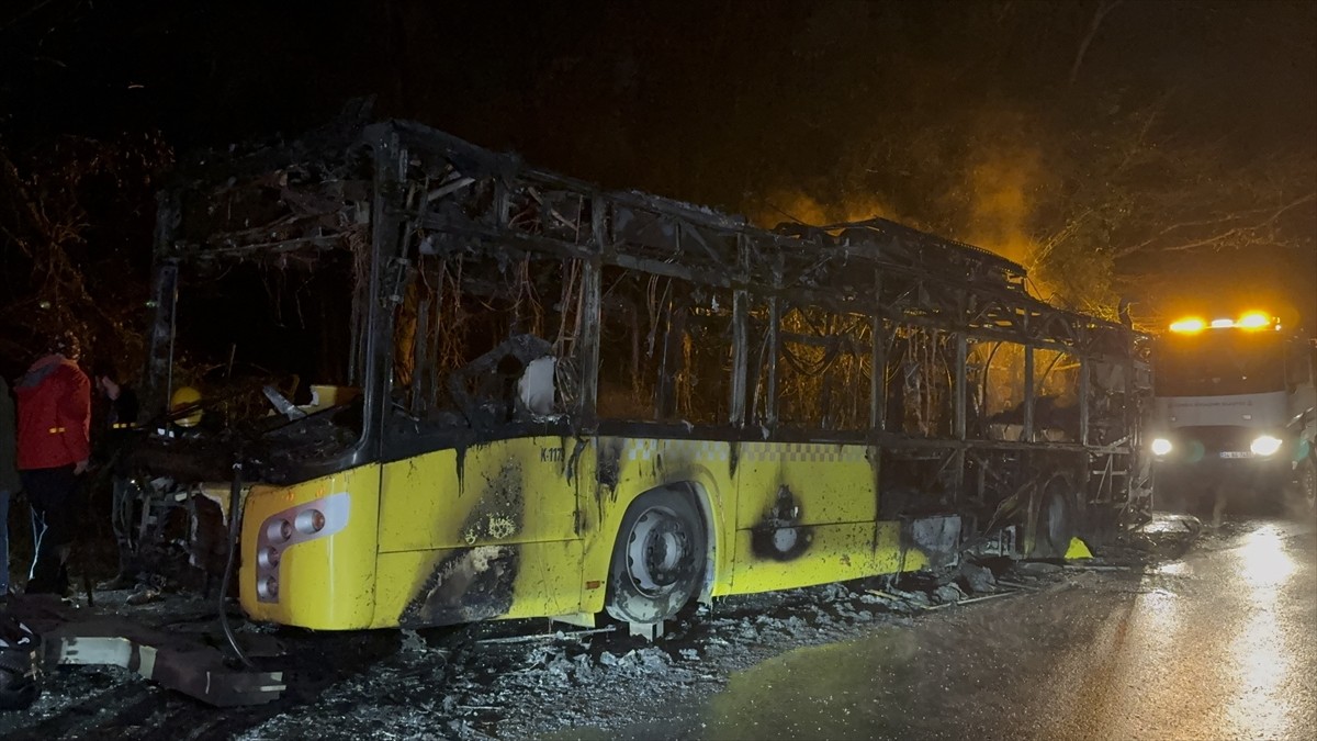 Sarıyer'de seyir halindeyken motor kısmından alev alan İETT otobüsü kullanılamaz hale geldi. İhbar...
