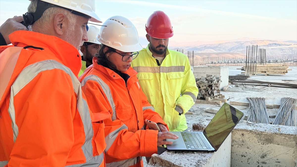 Siirt'te inşaatta çalışan işçiler, mühendisler ve teknikerler, Anadolu Ajansının (AA) gözünden...