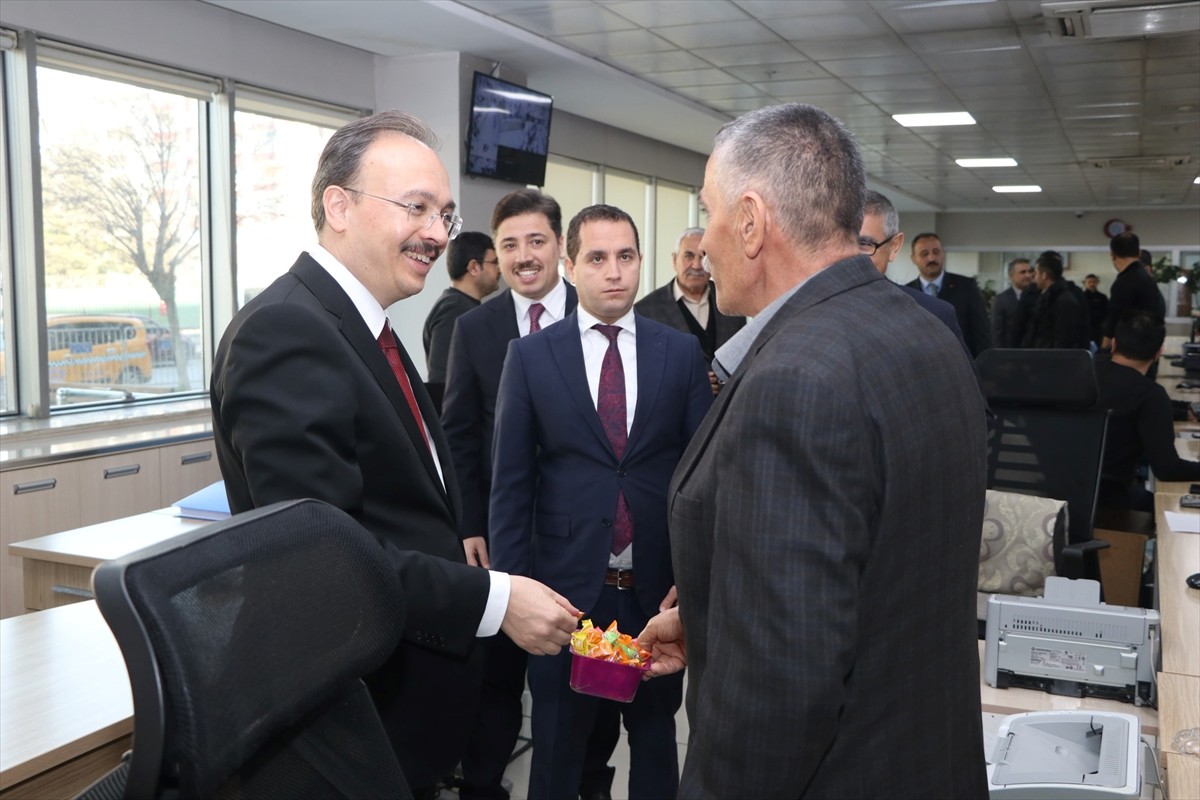 Siirt Valisi ve Belediye Başkan Vekili Kemal Kızılkaya (solda), belediye çalışanları ve birim...