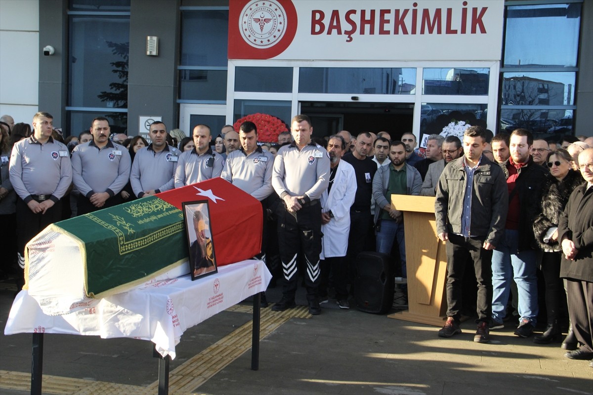 Sinop'ta geçirdiği kalp krizi nedeniyle yaşamını yitiren Dr. Özcan Yılmaz'ın cenazesi toprağa...