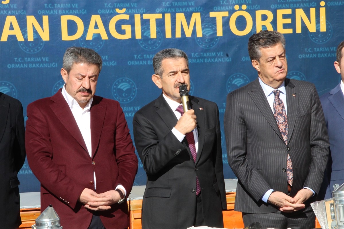 Şırnak'ta üreticilere yüzde 70 hibe ile 4 bin 600 arı kovanı ve ekipmanı dağıtıldı. Şırnak Valisi...