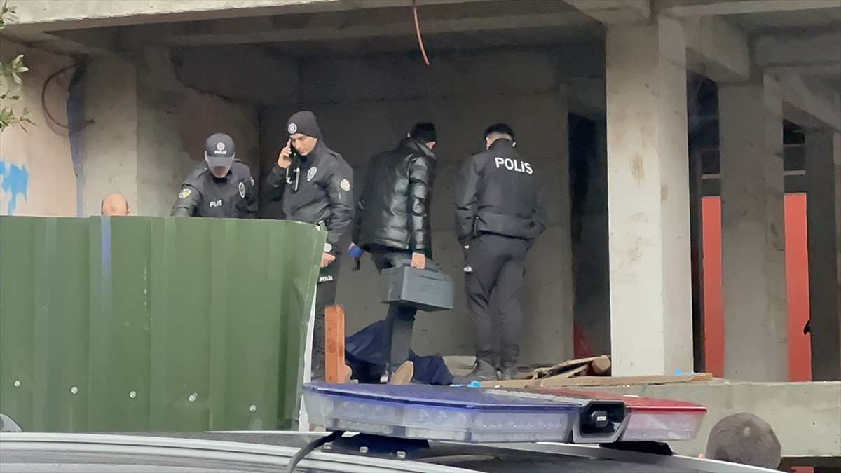 Şişli'de inşaat halindeki binanın giriş katında erkek cesedi bulundu. Mecidiyeköy Mahallesi...