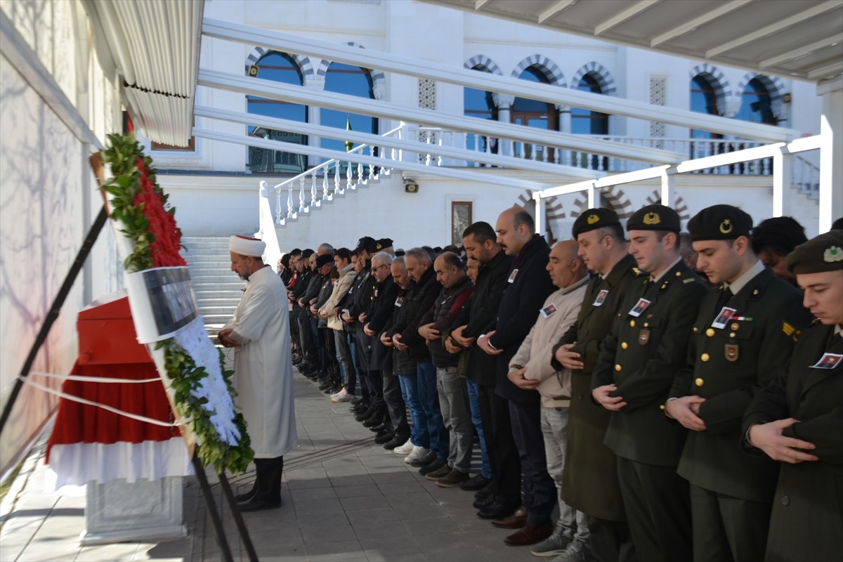 Sivas'ın Şarkışla ilçesinde 72 yaşında vefat eden Kıbrıs gazisi Abdullah Arı'nın cenazesi toprağa...