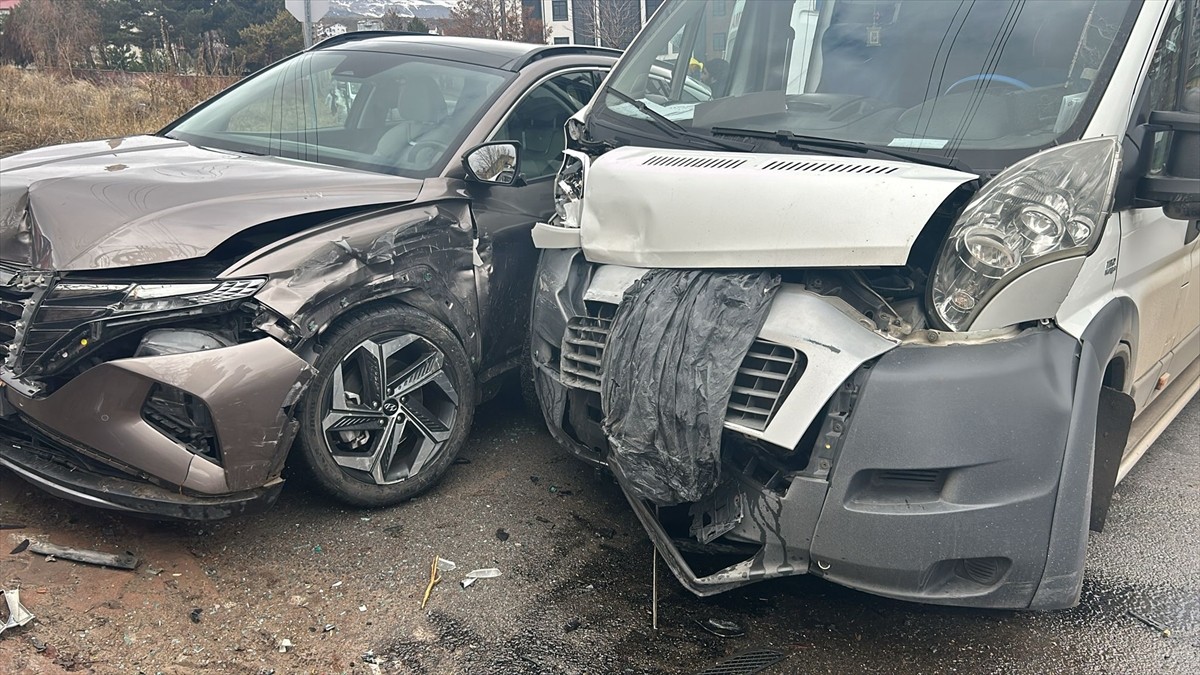 Sivas'ta okul servisi ile cipin çarpışması sonucu 3'ü öğrenci, 4 kişi yaralandı.