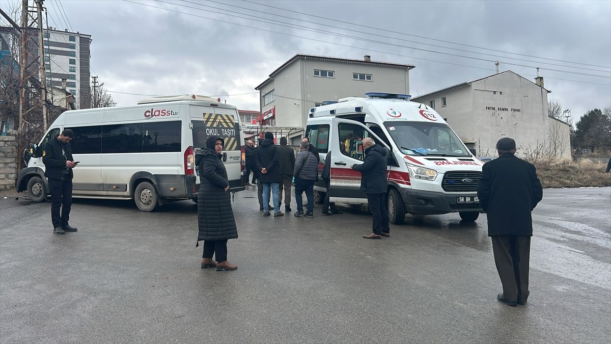 Sivas'ta okul servisi ile cipin çarpışması sonucu 3'ü öğrenci, 4 kişi yaralandı.
