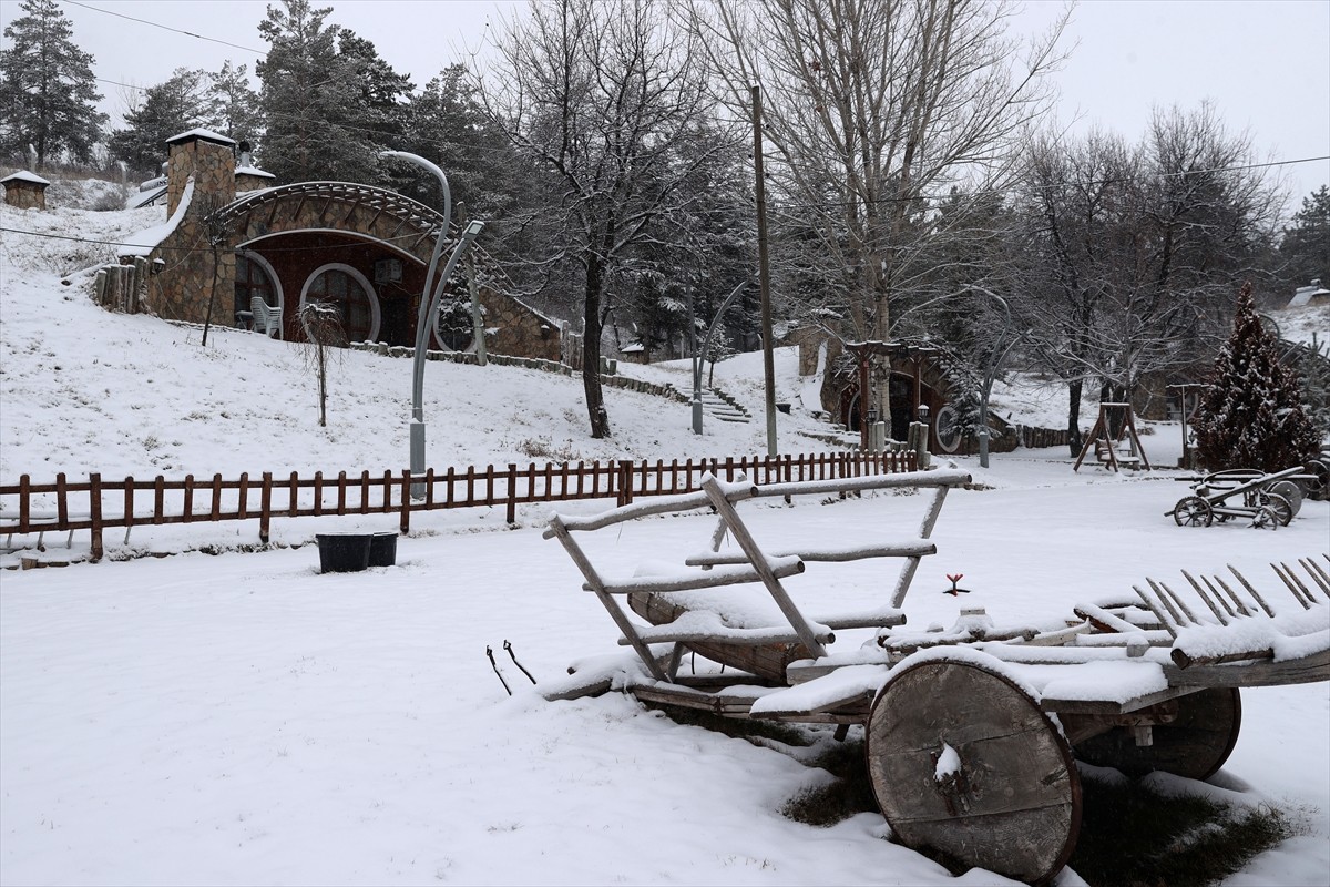 Sivas'ta sabah saatlerinde başlayan kar yağışı etkisini sürdürüyor. Tarihi kent meydanı kar...