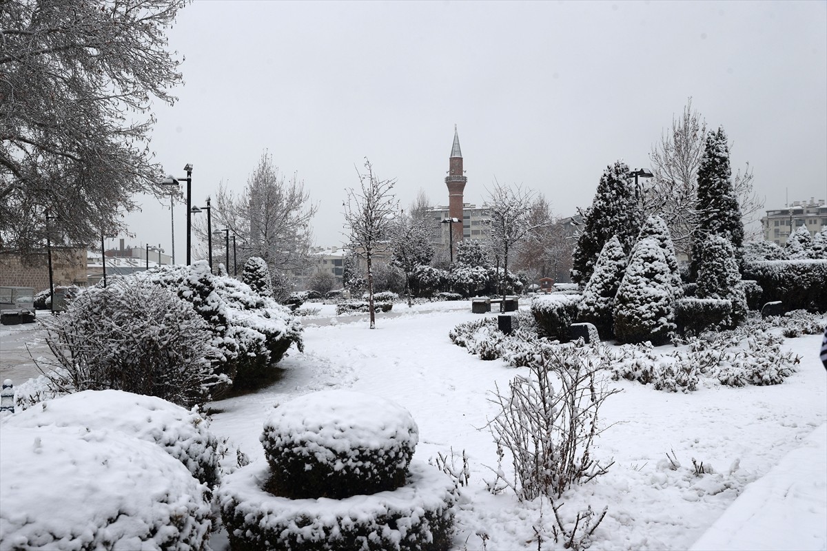 Sivas'ta sabah saatlerinde başlayan kar yağışı etkisini sürdürüyor. Tarihi kent meydanı kar...