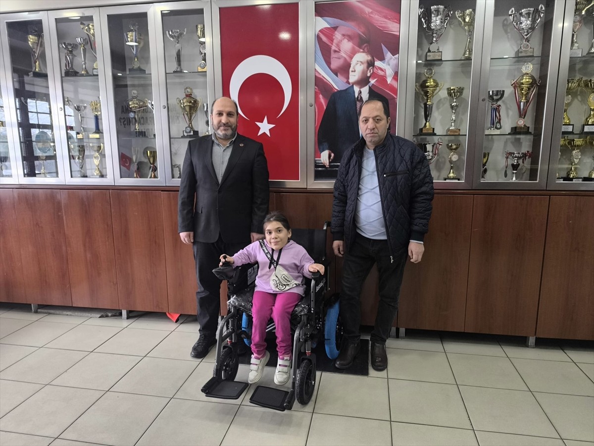 Sultangazi'de, annesinin sırtında okula giden engelli öğrenciye mahalle muhtarının girişimleri ve...