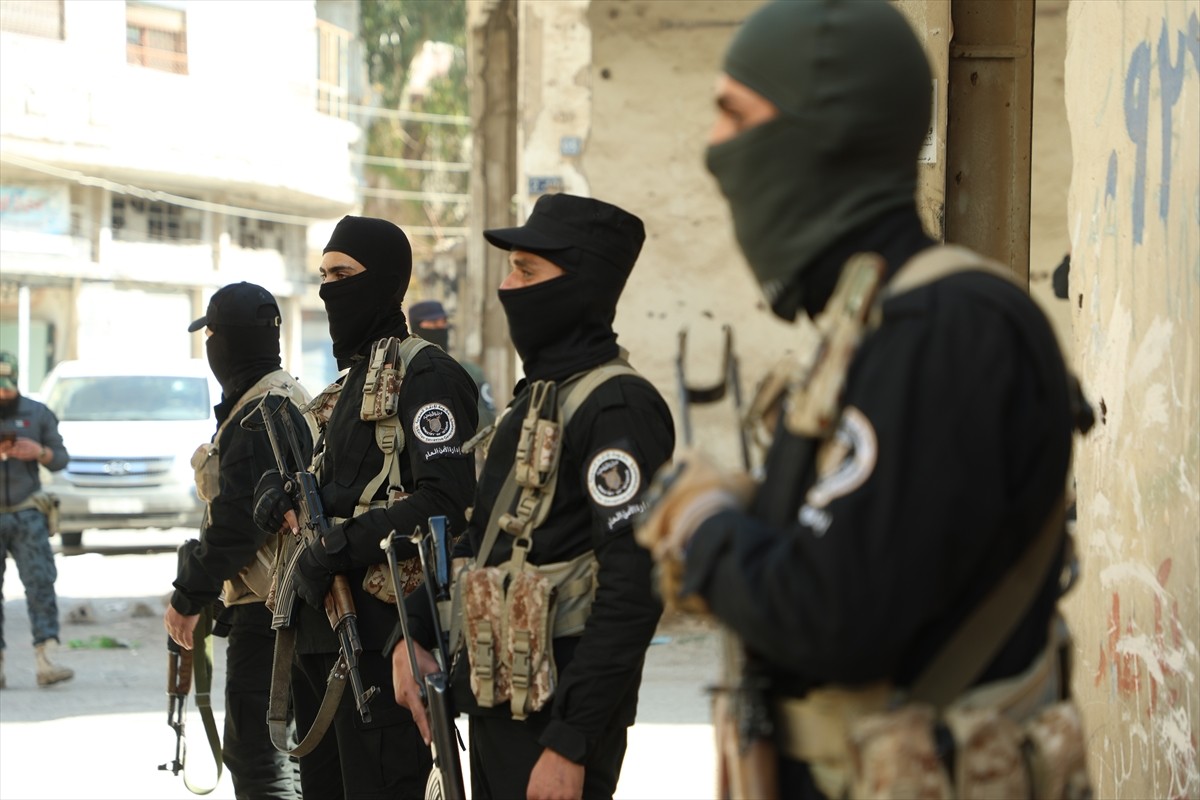 Suriye'de geçici hükümete bağlı Genel Güvenlik İdaresi güçleri, devrik Beşşar Esed rejiminin Humus...