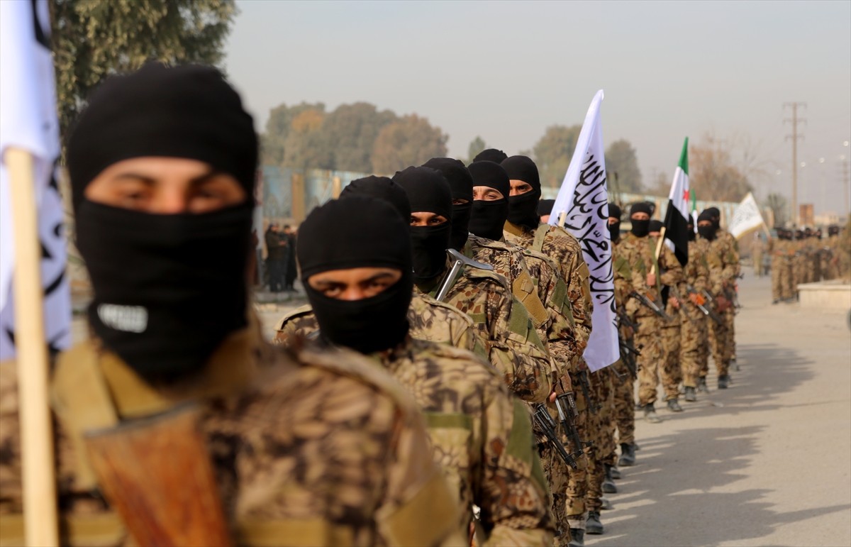 Suriye'de geçici hükümete bağlı güvenlik güçleri Deyrizor kent merkezinde ağır silahlarla geçit...