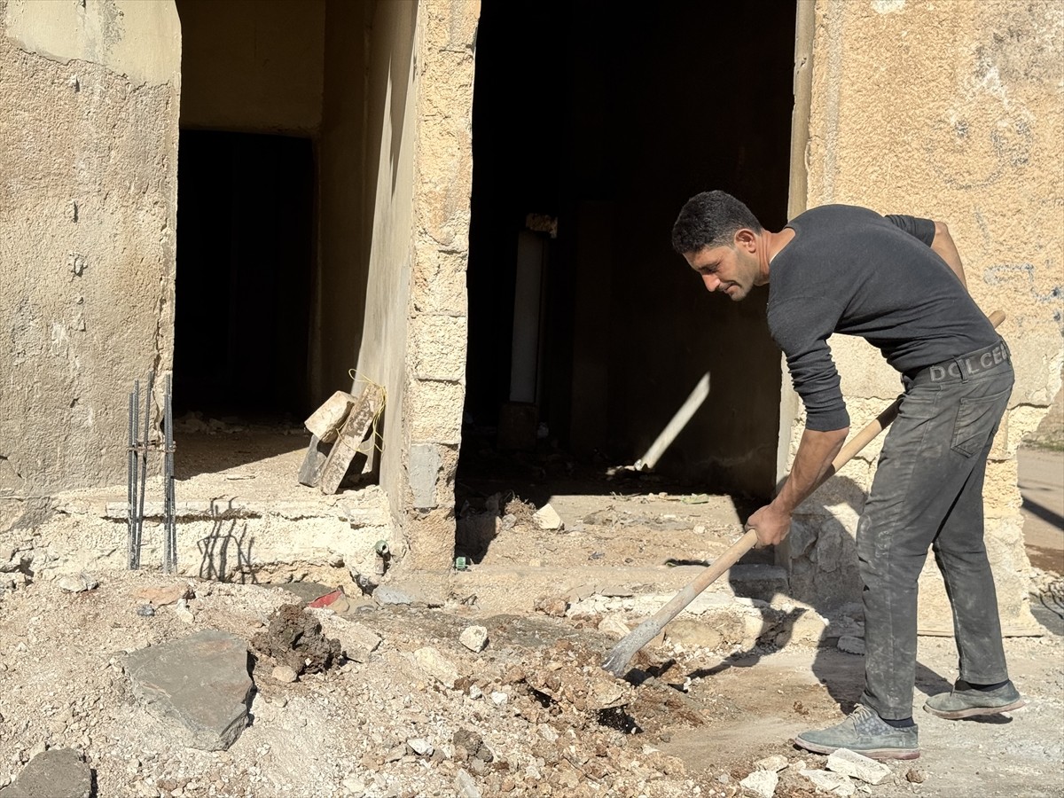 Suriye'de terör örgütü PKK/YPG'nin Tel Rıfat işgali sırasında yerinden ettiği siviller, döndükleri...