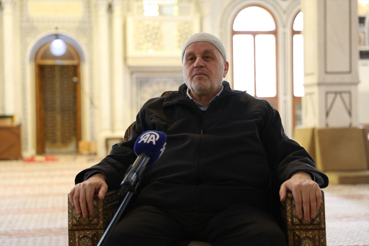 Suriye'nin başkenti Şam'daki Mezze Mahallesi'nin sakinleri, bir zaman komşu oldukları yeni...