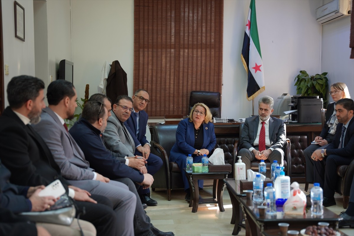 Suriye'nin başkenti Şam'ı ziyaret eden Almanya Kalkınma Bakanı Svenja Schulze (sağ 4), El-Müctehid...