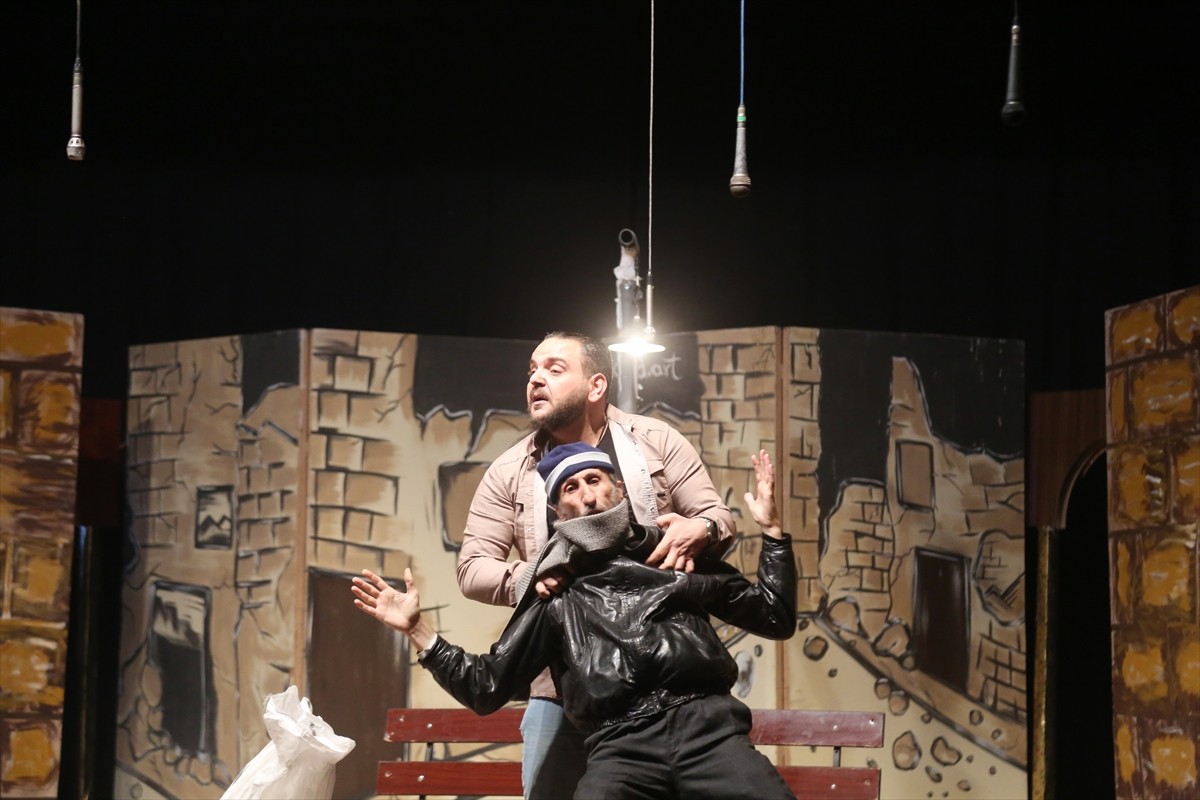 Suriye'nin Halep kentindeki Sanatçılar Sendikası Tiyatrosunda, Baas rejiminin devrilmesinin...