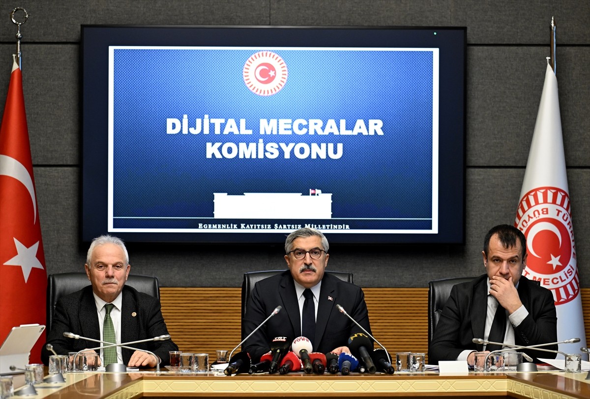 TBMM Dijital Mecralar Komisyonu, AK Parti Hatay Milletvekili Hüseyin Yayman (solda) başkanlığında...