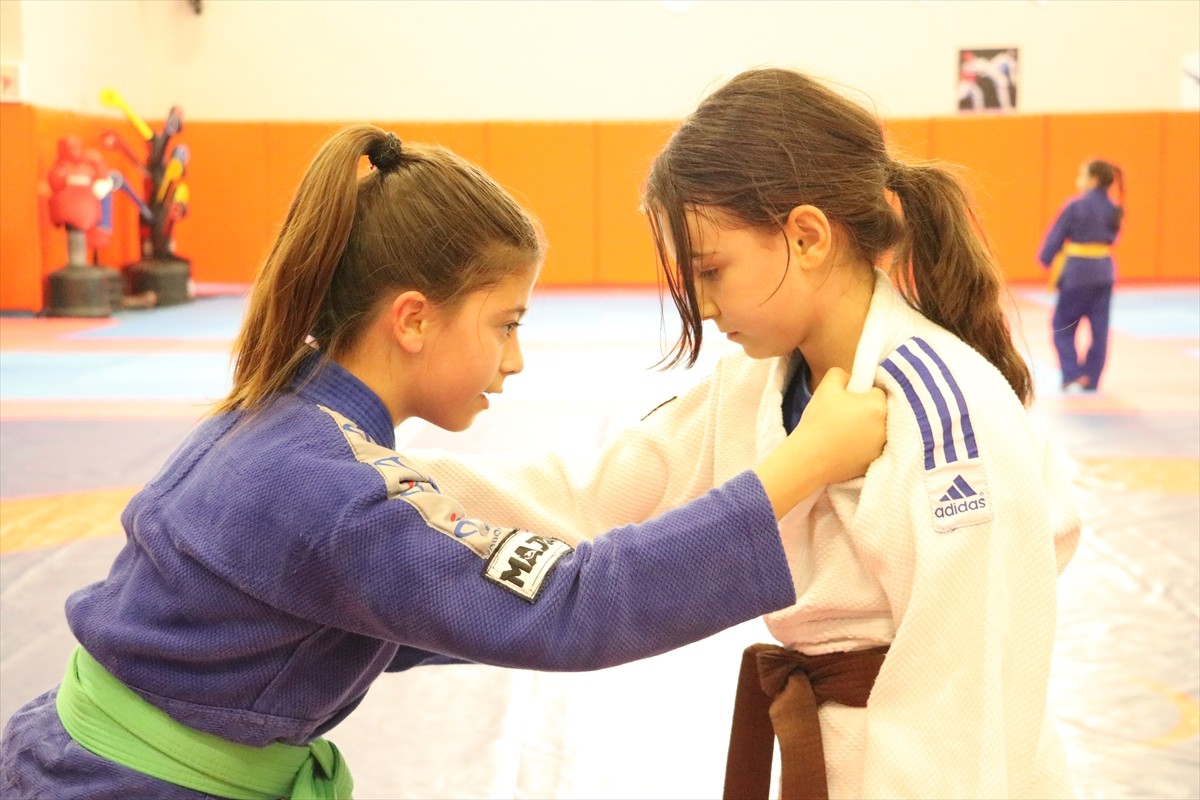 Tekirdağ'da judoda 14 madalya kazanan 12 yaşındaki Berrak Bekçi, Balkan şampiyonluğu hedefiyle...