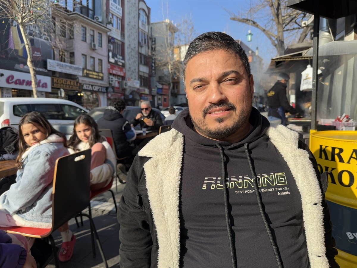 Tekirdağ'da Süleymanpaşa ilçesinde yaşayan esnaf Efkan Kılıç, takdir belgesi alan öğrencilere...