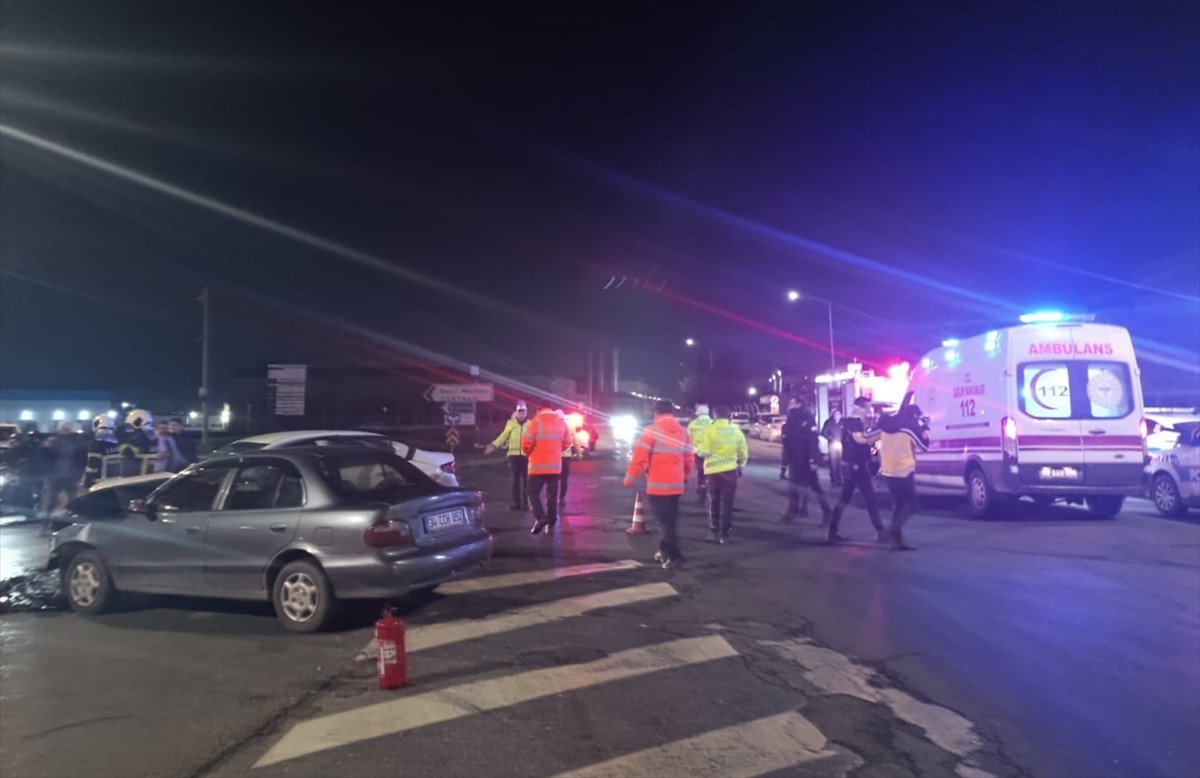 Tekirdağ'ın Çerkezköy ilçesinde iki otomobilin çarpışması sonucu 3 kişi yaralandı. Kaza yerine...