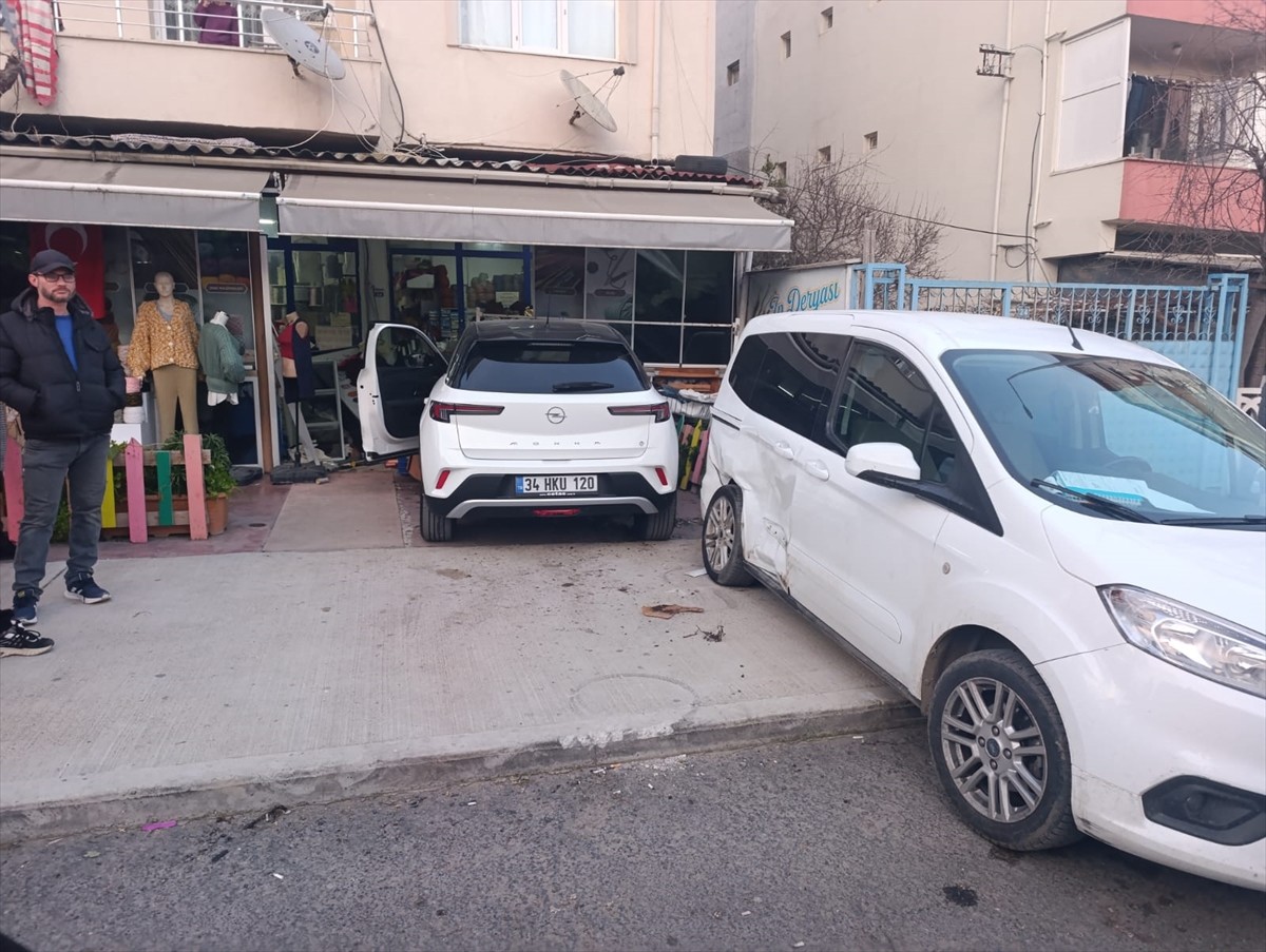 Tekirdağ'ın Çerkezköy ilçesinde, kontrolden çıkan otomobilin park halindeki iki araca çarptıktan...