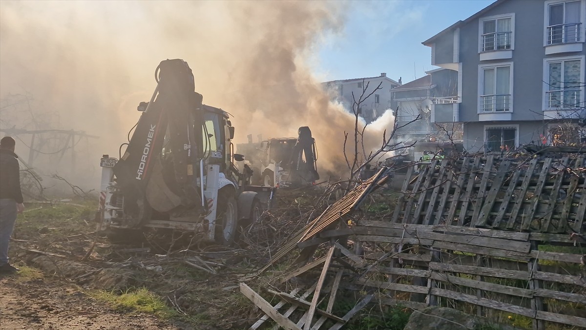 Tekirdağ'ın Marmaraereğlisi ilçesinde boş arazide başlayıp evlere sıçrayan yangın itfaiye...