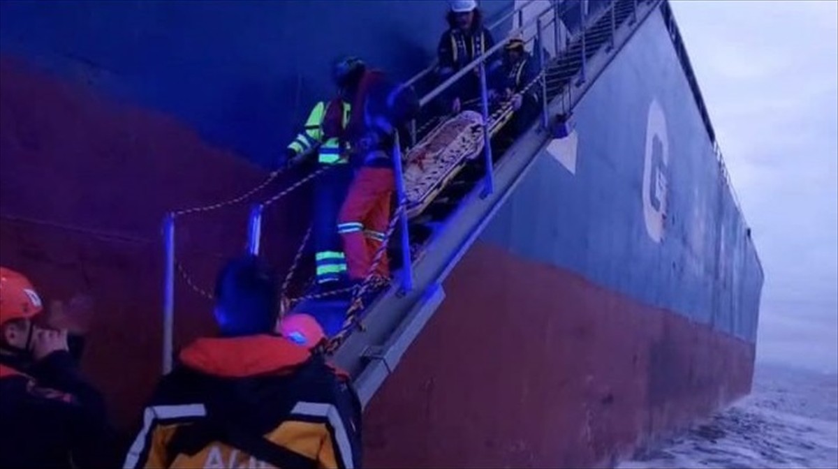 Tekirdağ'ın Şarköy ilçesi açıklarında bir gemide merdivenden düşerek yaralanan Hindistan uyruklu...