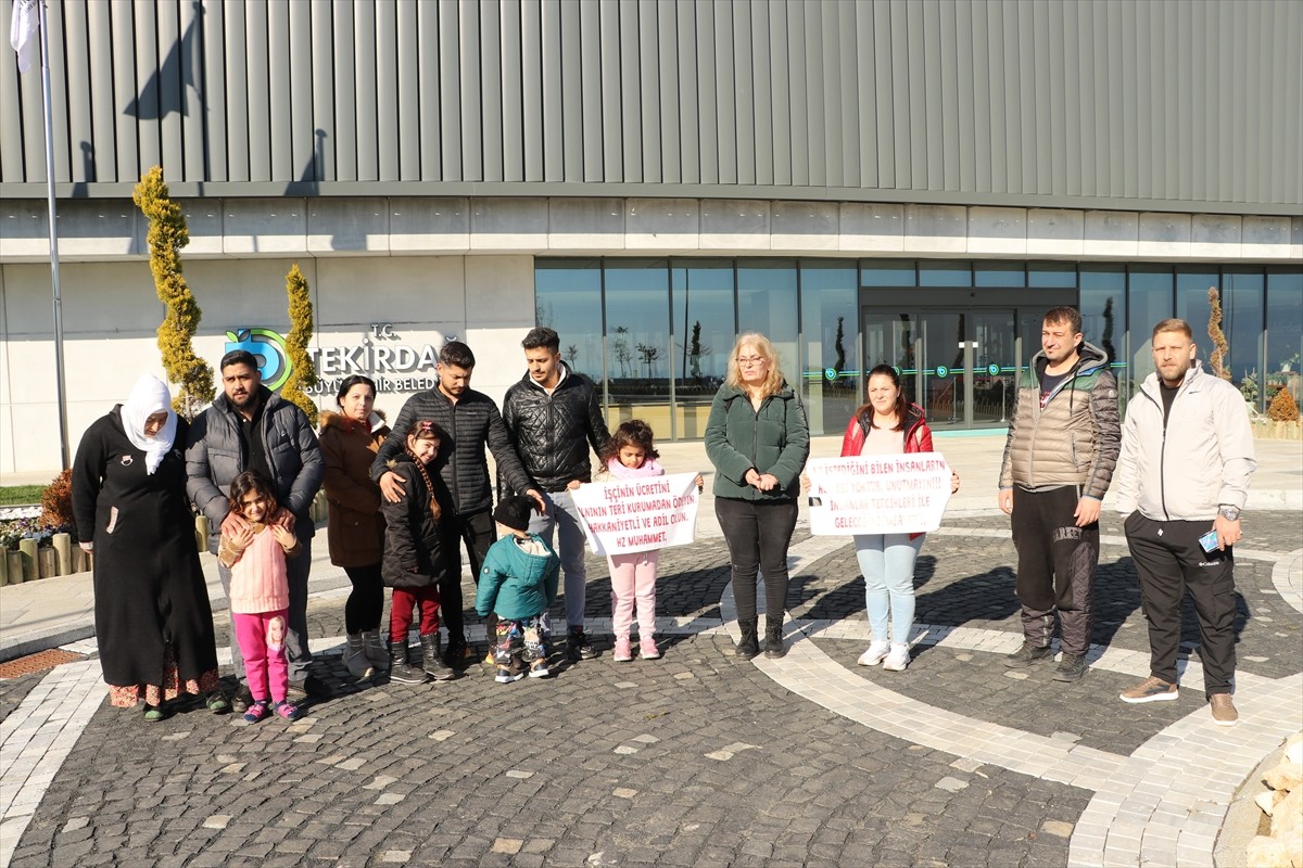 Tekirdağ Büyükşehir Belediyesinden çıkarılan bir grup işçi, belediye önünde "alkışlı" eylem...
