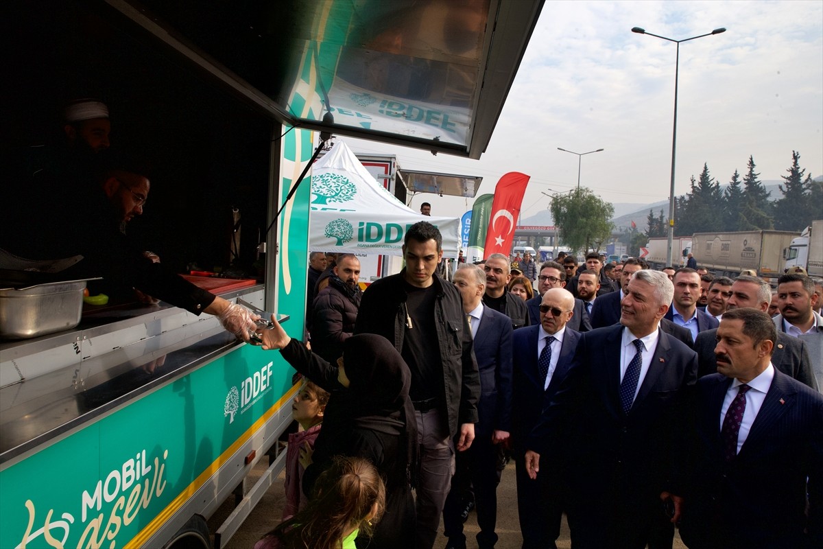 Ticaret Bakanı Ömer Bolat, Hatay'ın Reyhanlı ilçesindeki Cilvegözü Sınır Kapısı'na gelerek...