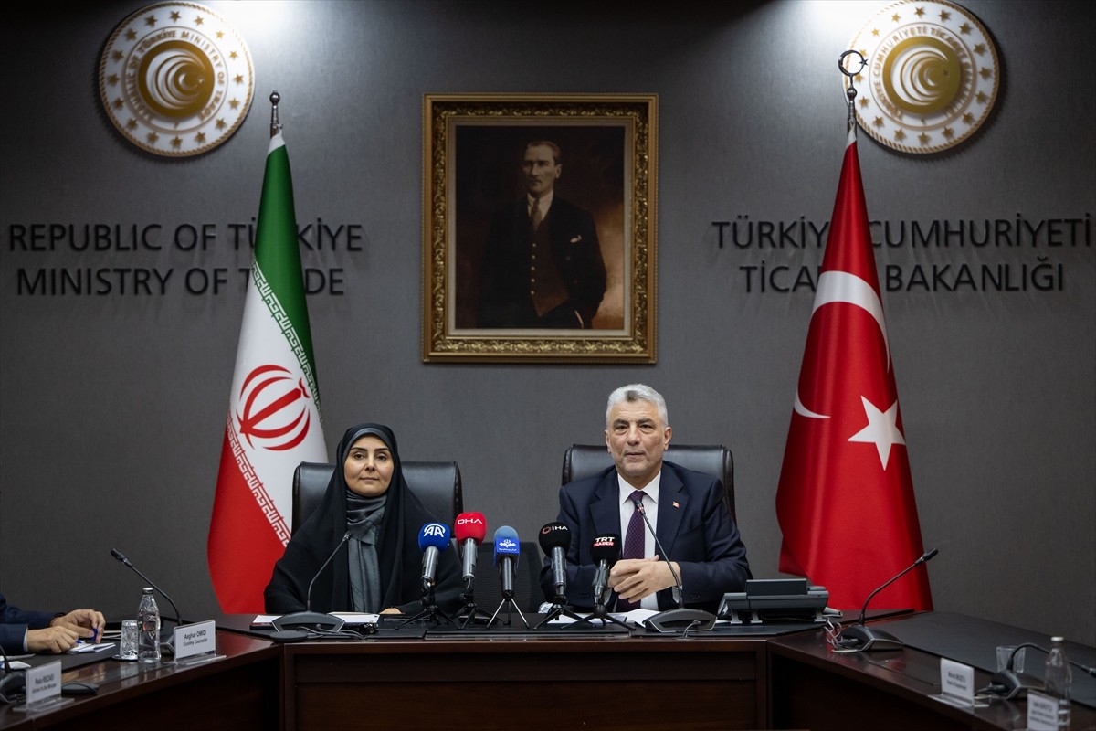 Ticaret Bakanı Ömer Bolat (sağ) ile İran Yol ve Şehircilik Bakanı Ferzane Sadık (sol)...