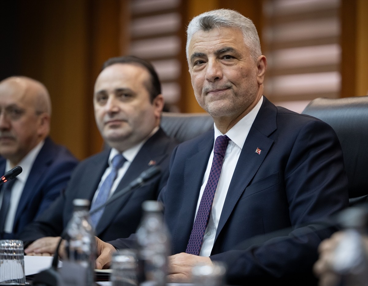 Ticaret Bakanı Ömer Bolat (sağ) ile İran Yol ve Şehircilik Bakanı Ferzane Sadık (sol)...