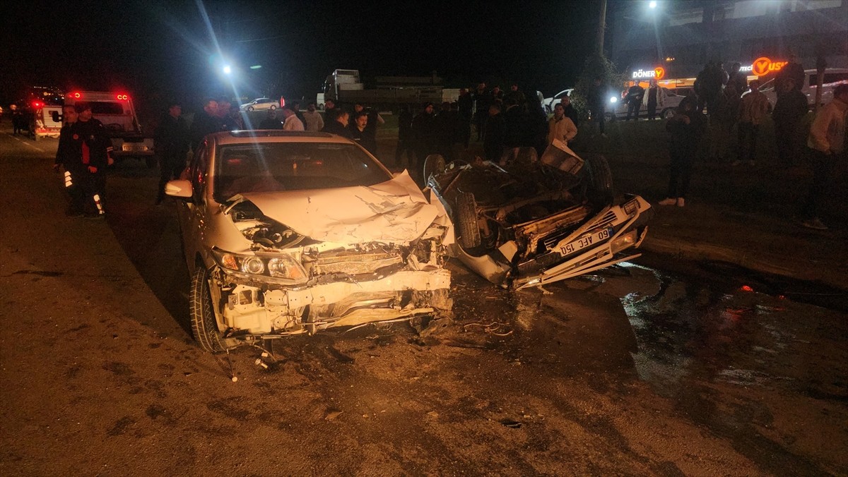 Tokat'ın Erbaa ilçesinde iki otomobilin çarpışması sonucu 3 kişi yaralandı.