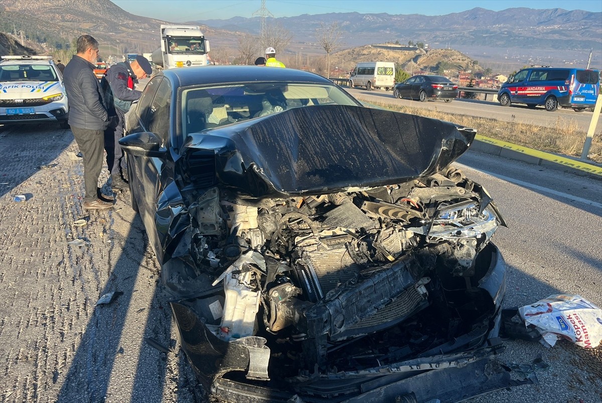 Tokat'ın Niksar ilçesinde meydana gelen trafik kazasında 1 kişi öldü, 4 kişi yaralandı. Bölgeye...