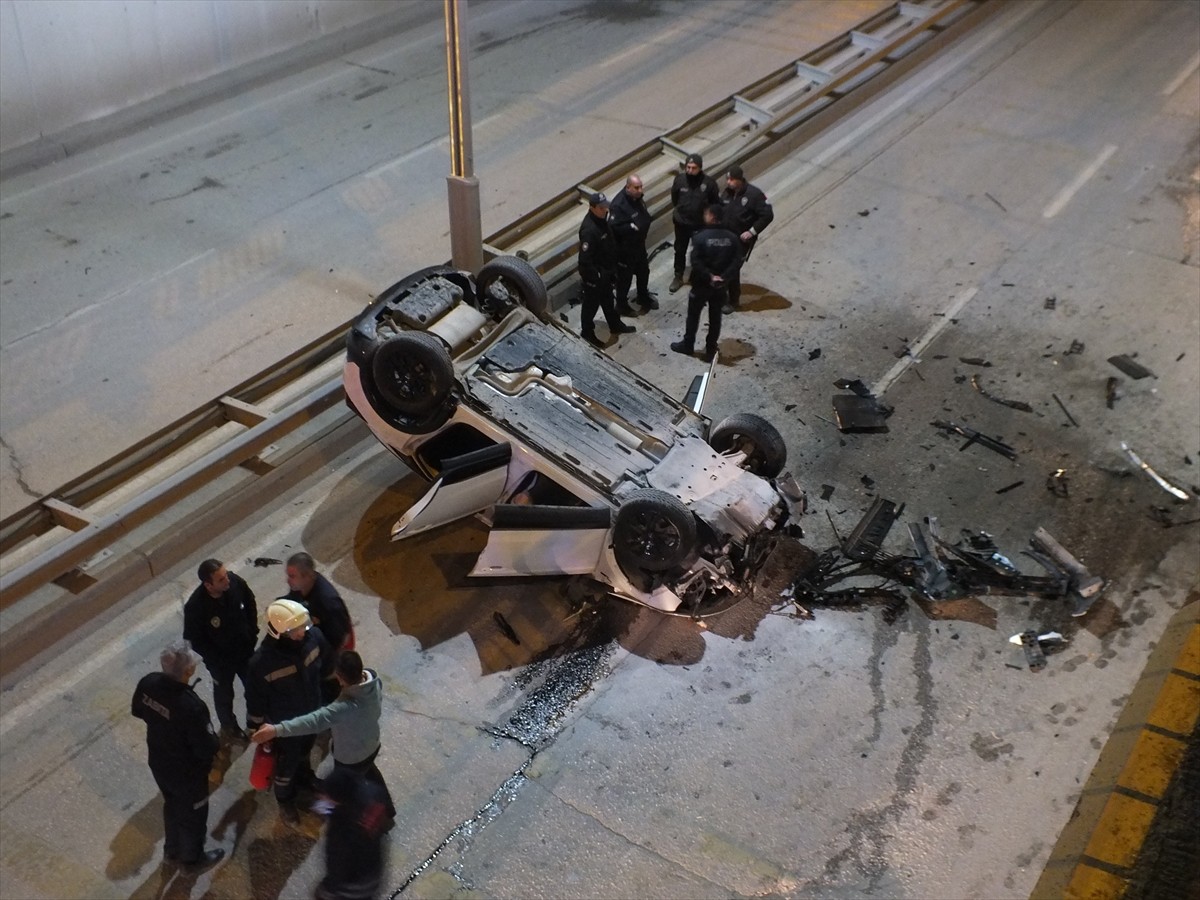 Tokat'ın Turhal ilçesinde alt geçide düşen otomobilin sürücüsü yaralandı.
