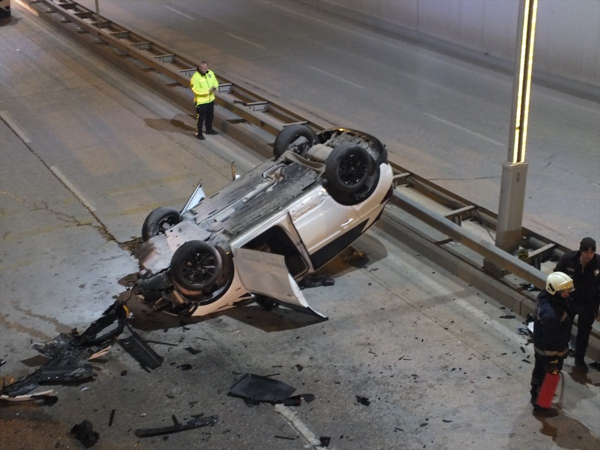 Tokat'ın Turhal ilçesinde alt geçide düşen otomobilin sürücüsü yaralandı.