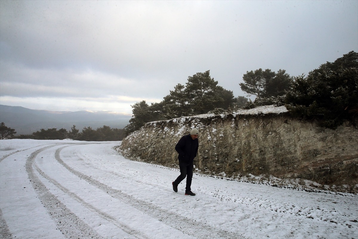 Tokat-Sivas kara yolunda kar yağışı etkili oldu. Yüksek kesimlerde kar kalınlığı yaklaşık 10...
