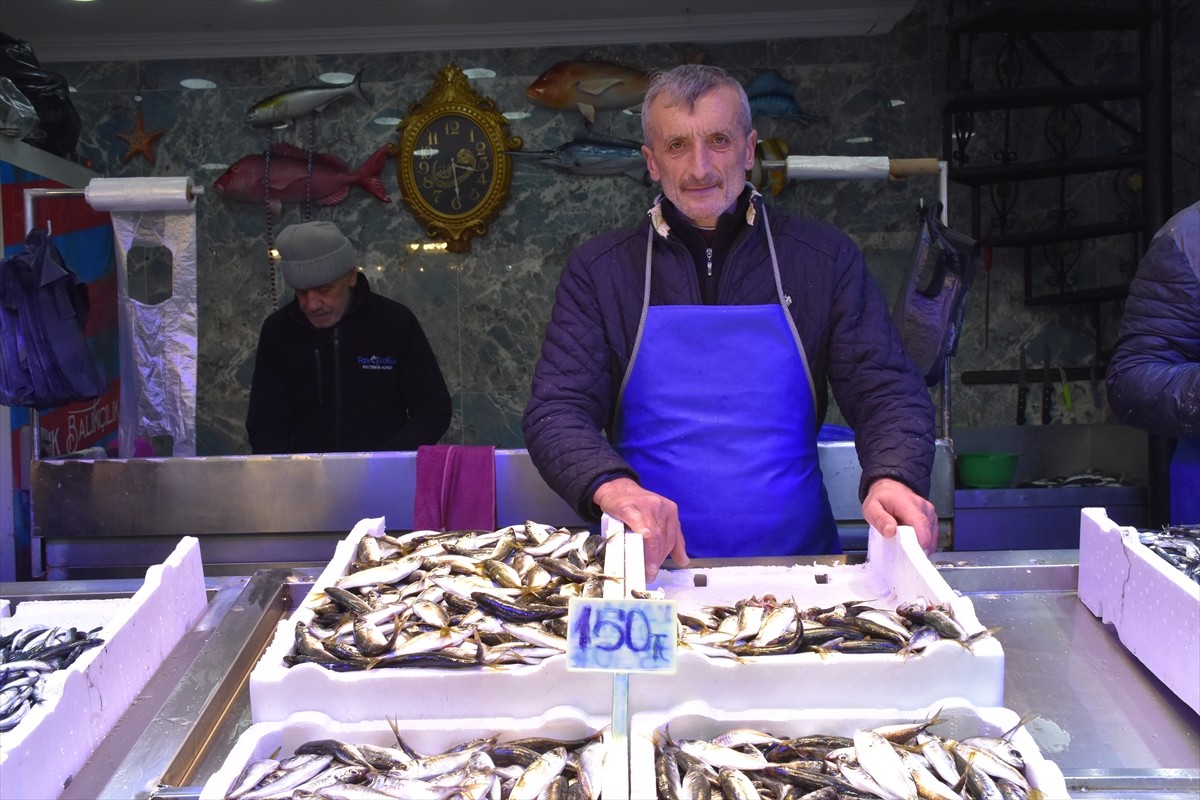 Trabzon'da balıkçı tezgahlarında hamsinin kilogramı 125 ila 150 liradan satılıyor.