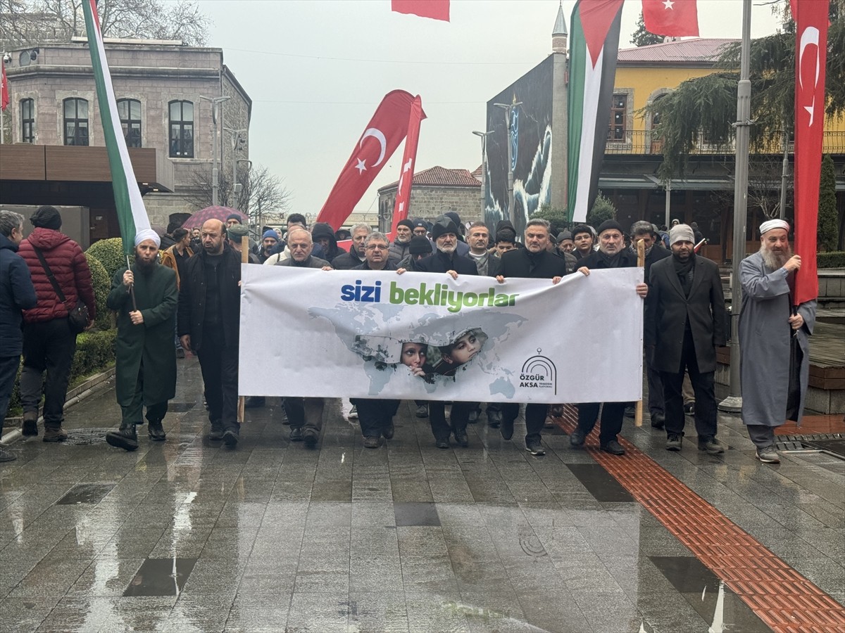 Trabzon'da Özgür Aksa Trabzon Platformu üyeleri Filistin'e destek amacıyla yürüyüş yaptı.