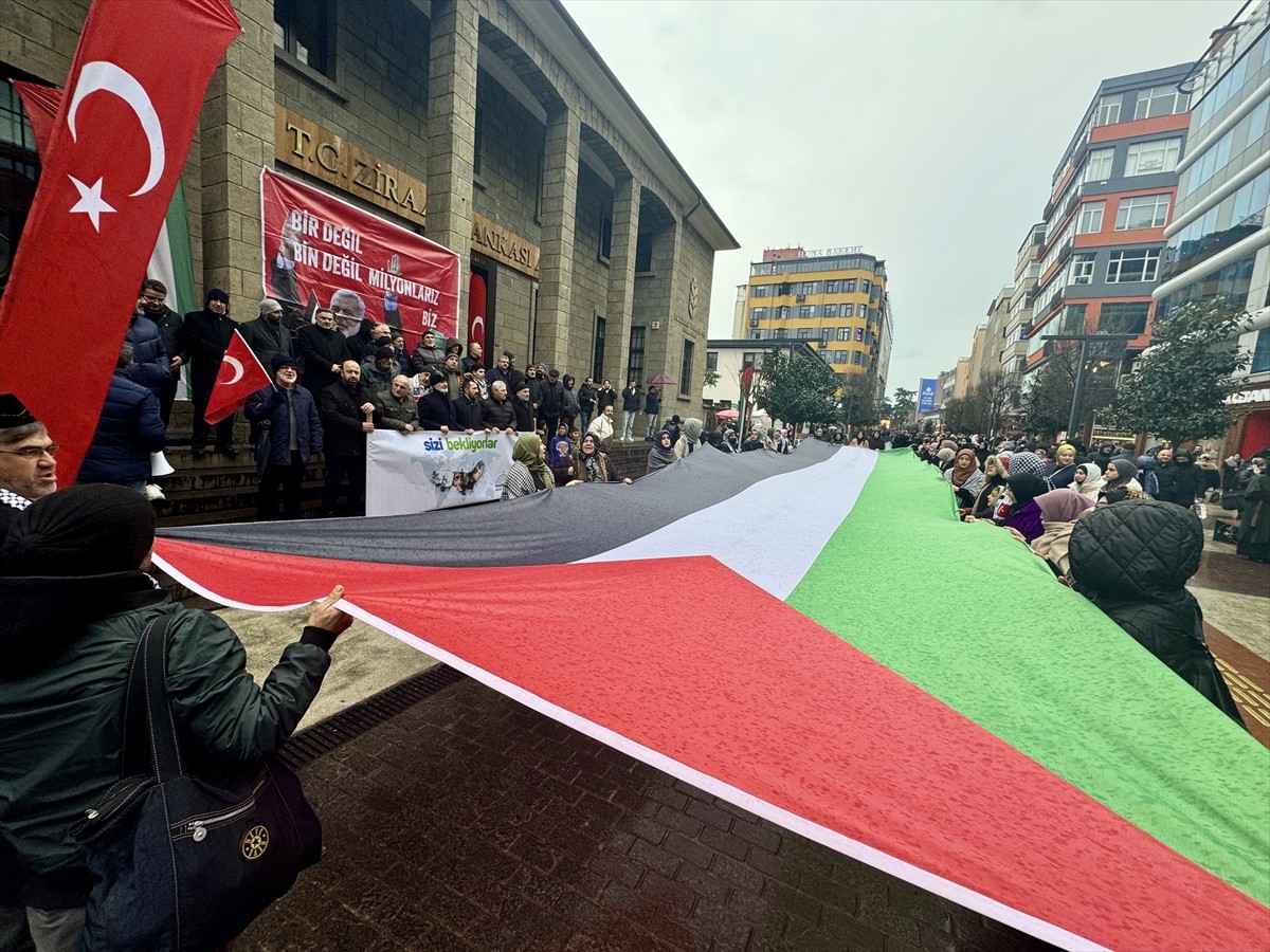 Trabzon'da Özgür Aksa Trabzon Platformu üyeleri Filistin'e destek amacıyla yürüyüş yaptı.