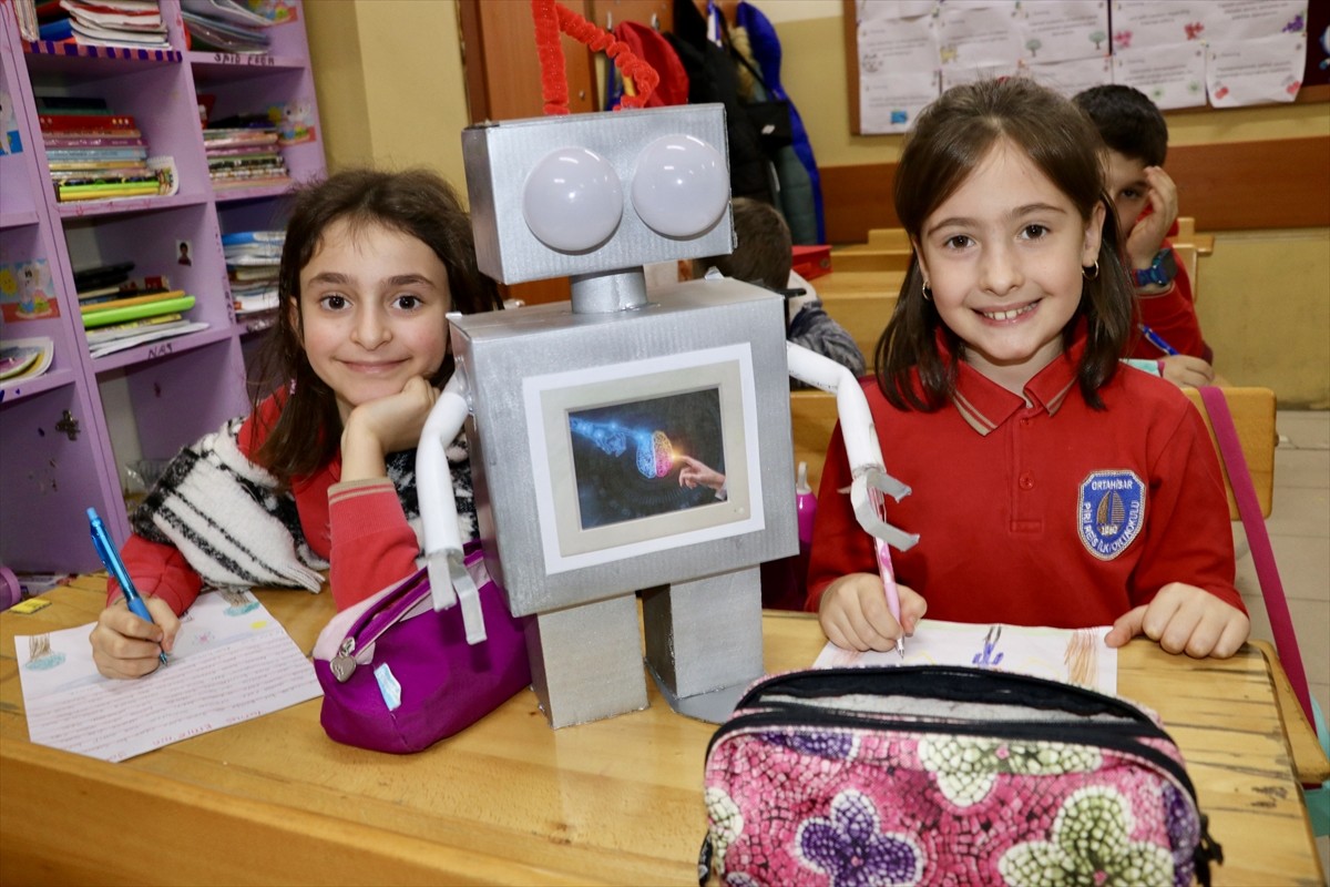 Trabzon'da sınıf öğretmeni Volkan Yılmaz'ın kurucusu olduğu "Yapay Zekanın Sihirli Dünyasında:...