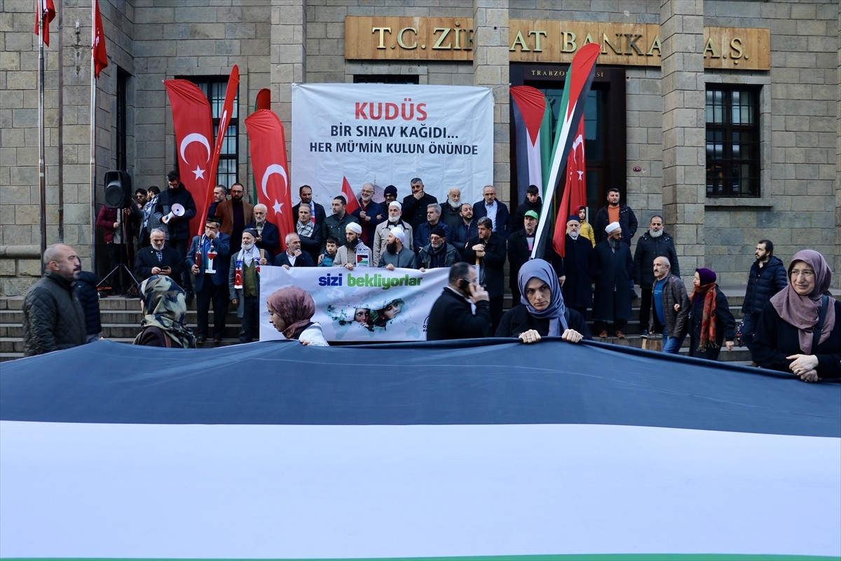 Trabzon'da toplanan grup, Filistin'e destek amacıyla yürüyüş yaptı. Özgür Aksa Trabzon...