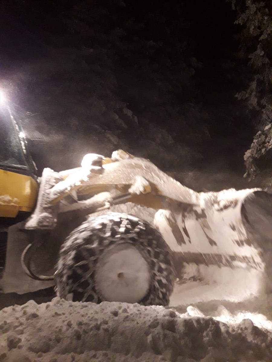 Trabzon ve Giresun sınırında yer alan Sis Dağı Yaylası'nda kar yağışının ardından mahsur kalan 5...