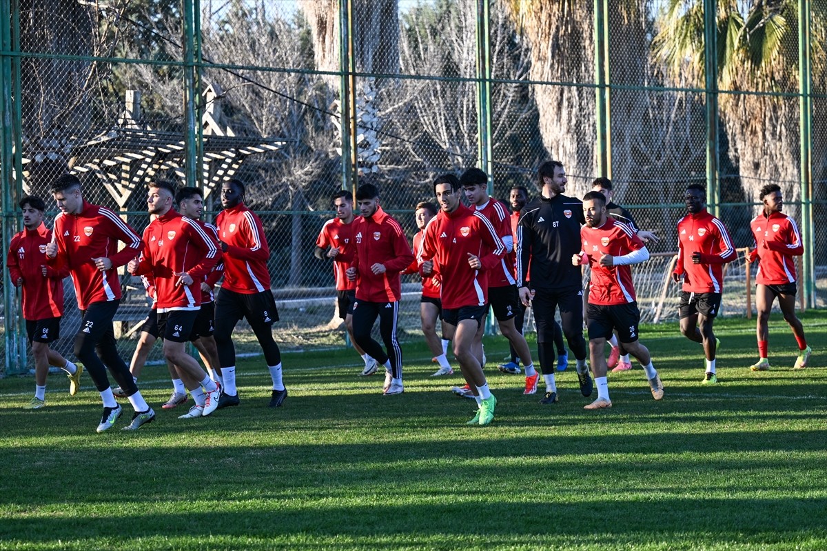 Trendyol 1. Lig'de son 3 maçta 2 galibiyet ve 1 beraberlik elde eden Adanaspor'da futbolcular, alt...