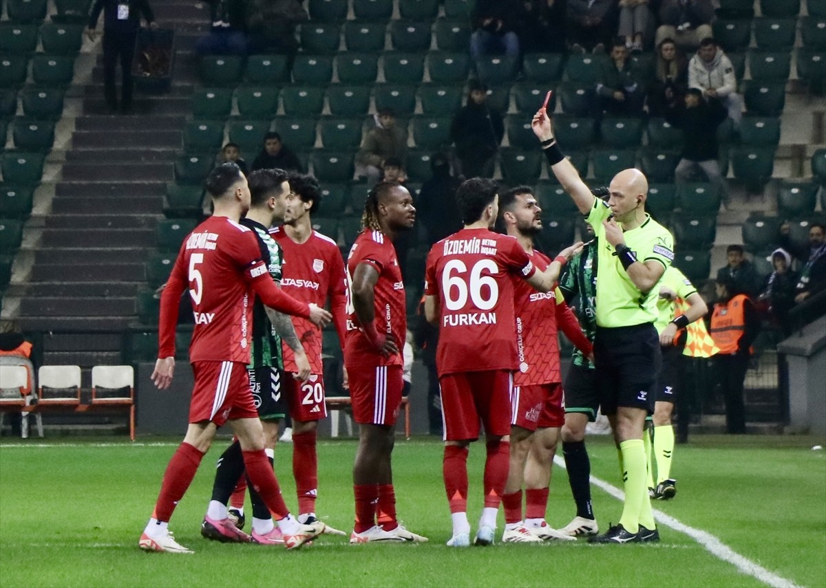 Trendyol 1. Lig'in 21. haftası açılış maçında Kocaelispor ile Siltaş Yapı Pendikspor, Yıldız...