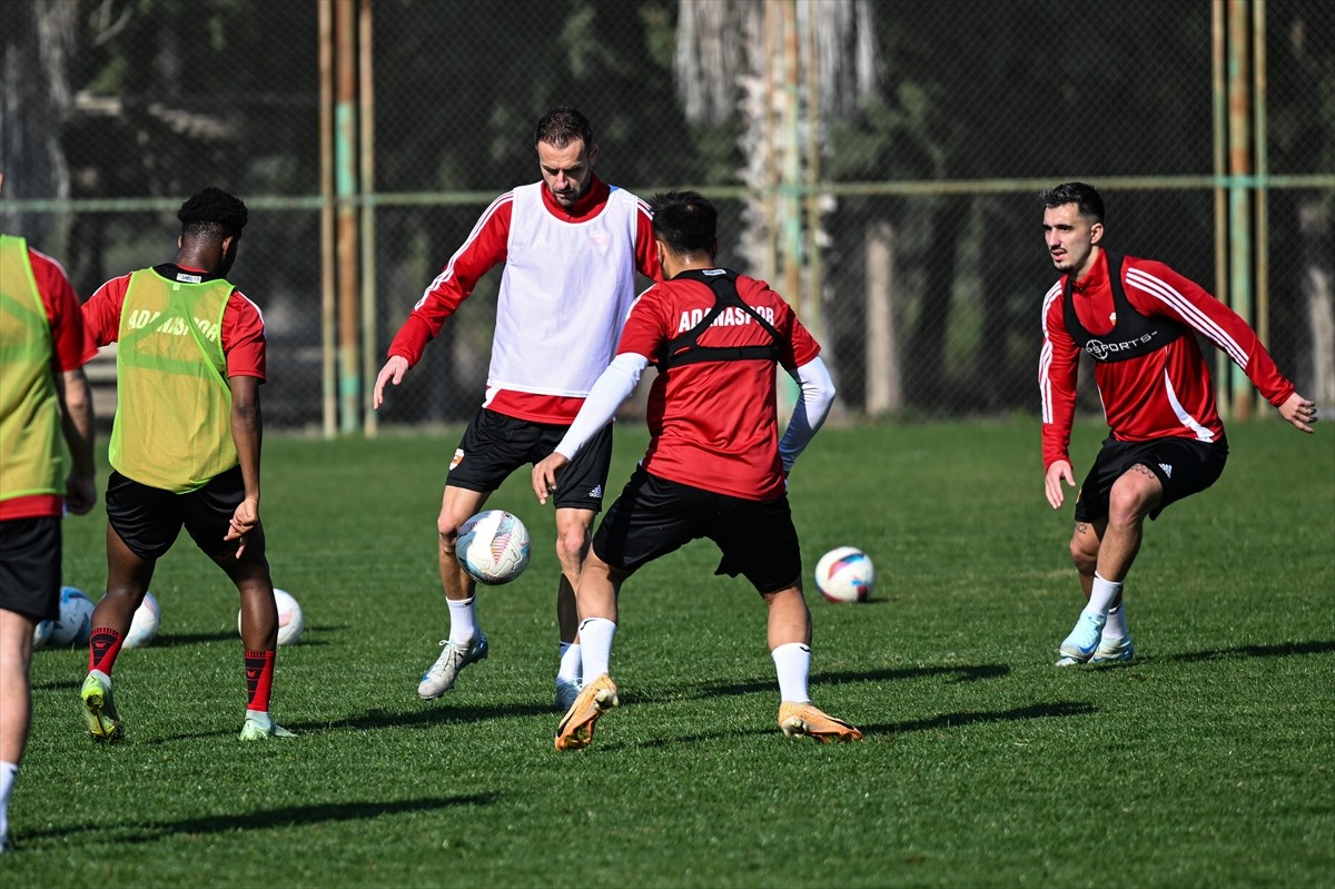 Trendyol 1. Lig ekiplerinden Adanaspor, Çatalan Tesisleri'nde Esenler Erokspor maçının...