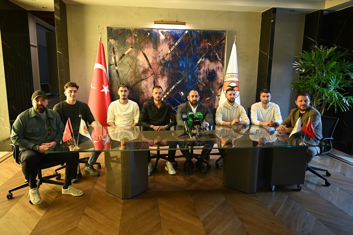 Trendyol 1. Lig ekiplerinden Adanaspor, oyuncular Endri Çekici (sağ 3), Nurullah Aslan (sol 2)...