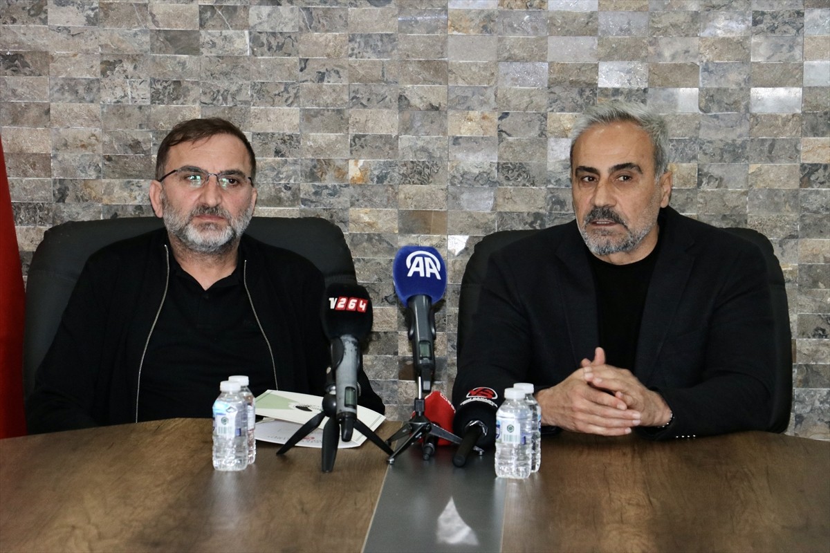 Trendyol 1. Lig ekiplerinden Sakaryaspor, teknik direktörlük görevine getirilen Mustafa Dalcı...