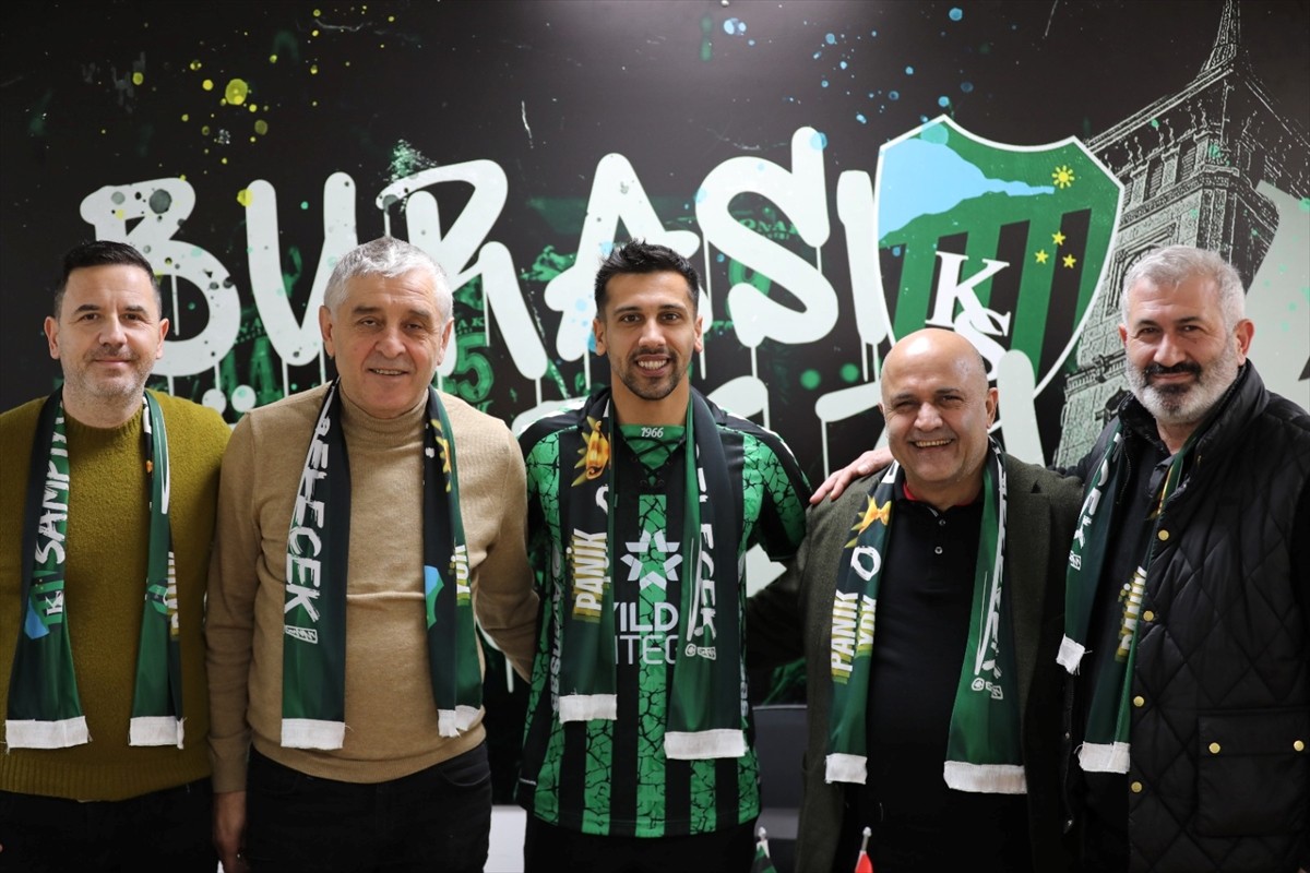 Trendyol 1. Lig takımlarından Kocaelispor, orta saha oyuncusu Samet Yalçın'ı (ortada) transfer...
