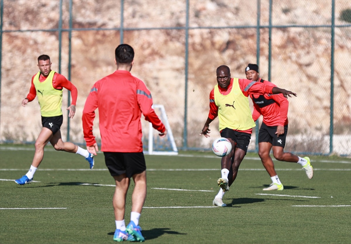 Trendyol Süper Lig'de 9 puanla 18. sırada bulunan Atakaş Hatayspor, 19. haftada Mersin'de konuk...