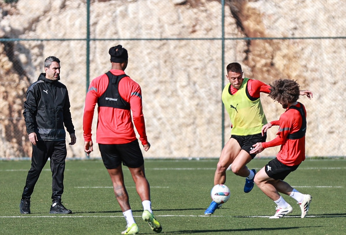 Trendyol Süper Lig'in 19. haftasında 11 Ocak Cumartesi günü Mersin'de Çaykur Rizespor'u...