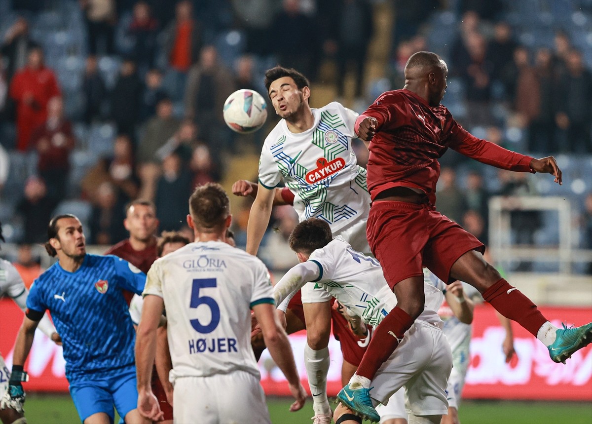 Trendyol Süper Lig'in 19. haftasında Atakaş Hatayspor ile Çaykur Rizespor, Mersin Stadyumu'nda...